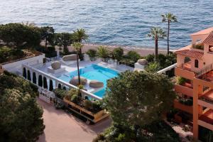 vista aerea di un resort con piscina di Columbus Hotel Monte-Carlo, Curio Collection by Hilton a Monte Carlo