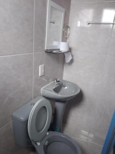 Vonios kambarys apgyvendinimo įstaigoje Acomodação com frigobar,wifi,Tv