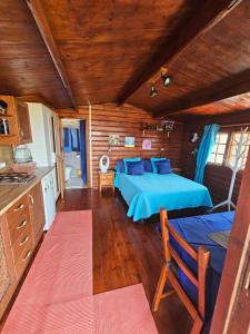 1 Schlafzimmer mit 2 Betten in einem Zimmer mit Holzwänden in der Unterkunft La Maxada Luz Maria in Cotillo