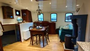a kitchen and living room with a table in a bus at Klipper Engelburg in Zwolle