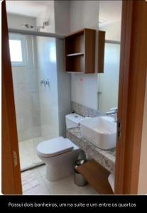 ein Badezimmer mit Toilette, Waschbecken und Dusche in der Unterkunft Salinas Exclusive Resort in Salinópolis