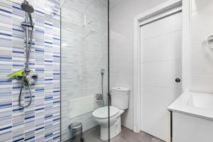 une salle de bain avec toilettes et douche dans l'établissement Home2Book Modern Apt Puerto del Carmen, Terrace, à Puerto del Carmen 18 autres photos
