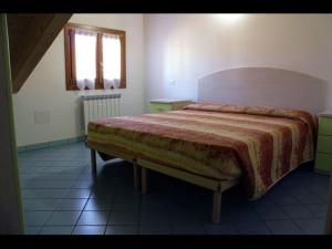 1 dormitorio con cama y ventana. en Adorable flat with attic in residence, en Rosapineta