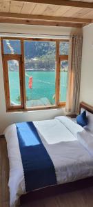 The Kamru Riverside Camps and Resorts客房内的一张或多张床位