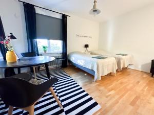 Habitación con cama, escritorio y mesa. en Strandgården Karlstad, en Karlstad