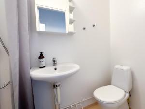 W łazience znajduje się umywalka, toaleta i lustro. w obiekcie Strandgården Karlstad w mieście Karlstad
