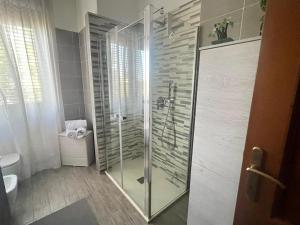 Vittuone的住宿－Grace's House - Milan & Rho Fiera，浴室设有玻璃淋浴间和卫生间