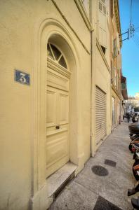 カンヌにあるLe Chris - Centre - Wifi - Verrière Côte d'Azurの通りの建物側の扉