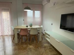 a dining room with a table and chairs and a tv at Torre del reloj - Parking gratis in Cazorla