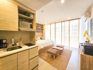 a kitchen with a sink and a bed in a room at Apartamento en Morros Zoe con acceso directo al mar en Cartagena in Cartagena de Indias