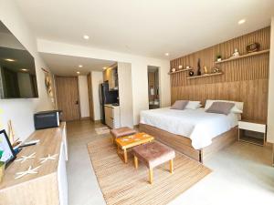a bedroom with a bed and a living room at Apartamento en Morros Zoe con acceso directo al mar en Cartagena in Cartagena de Indias