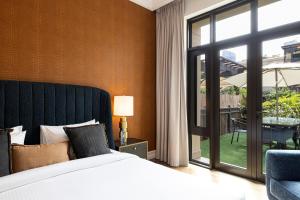 Postel nebo postele na pokoji v ubytování Luxurious Unique 2 Bed with Private Jacuzzi & Garden - Connected to Souk Al Bahar - Dubai Mall