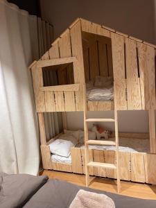 drewniane łóżko piętrowe z 2 łóżkami w obiekcie Sunny Retreat Apartment w mieście Kranjska Gora
