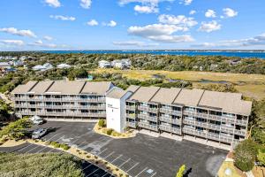 una vista aérea de un edificio de apartamentos con aparcamiento en Island Beach & Racquet Club A309, en Atlantic Beach