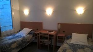 Postel nebo postele na pokoji v ubytování Hôtel Compostelle