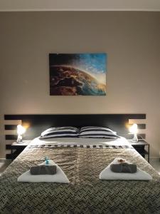 Un dormitorio con una cama con dos bandejas. en rolando 20B en Génova