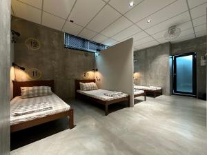 ChemorにあるM-Stay Hostelのベッド2台と窓が備わる客室です。