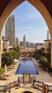 Výhled na bazén z ubytování Luxurious Unique 2 Bed with Private Jacuzzi & Garden - Connected to Souk Al Bahar - Dubai Mall nebo okolí
