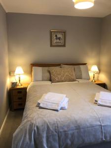 Postel nebo postele na pokoji v ubytování Comfortable ground floor 1 bed apartment with garden in great location