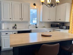 Afbeelding uit fotogalerij van La Villageoise, au coeur du village et activités in Saint-Michel-des-Saints