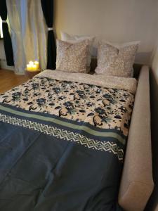 - un lit avec une couverture et des oreillers noirs et blancs dans l'établissement Magique home Disney, à Serris