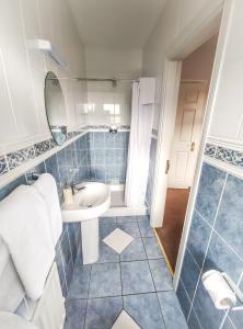 ein Badezimmer mit Waschbecken und Dusche in der Unterkunft Killaran House in Killarney