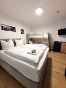 ein Schlafzimmer mit einem großen weißen Bett in einem Zimmer in der Unterkunft Winterberg Appartement 21129 in Winterberg