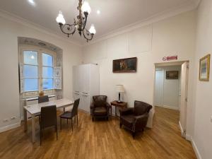 een keuken met een tafel en stoelen en een koelkast bij Casa Claudia Giulio Cesare in Rome