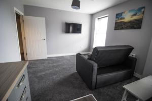 uma sala de estar com uma cadeira e uma janela em Beautiful 4 Berth Seaside Apartment In Great Yarmouth, Norfolk Ref 99006s em Great Yarmouth