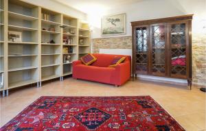 - un salon avec une chaise rouge et une cave à vin dans l'établissement 1 Bedroom Stunning Apartment In Firenze, à Florence 9 autres photos