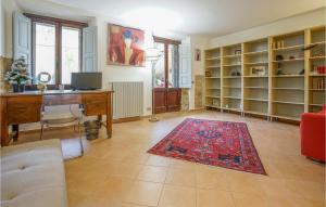 - un salon avec un bureau et un tapis rouge dans l'établissement 1 Bedroom Stunning Apartment In Firenze, à Florence
