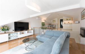 un soggiorno con divano blu e TV di Awesome Home In Trsteno With Kitchen a Trsteno