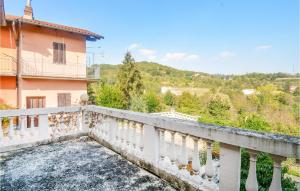 - un balcon avec une balustrade blanche et un bâtiment dans l'établissement Awesome Home In Camino Monferrato With Kitchen, à Camino