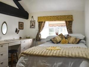 Schlafzimmer mit einem großen Bett und einem Fenster in der Unterkunft The Greenwoods in Barrowford