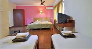 Posteľ alebo postele v izbe v ubytovaní Hotel Srinivas
