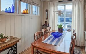 una mesa de comedor con un tazón azul. en Amazing Apartment In Hemnskjela With Kitchen, 