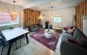 een woonkamer met een bank en een tafel bij Amazing Home In Grsmark With Lake View in Gräsmark