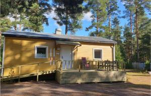 een klein huis met een veranda en een terras bij Amazing Home In Grsmark With Lake View in Gräsmark