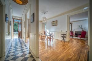 un corridoio di una casa con sala da pranzo e tavolo di Le Prieuré a Grenoble