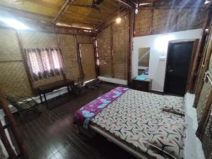 MaheshwarにあるVasant Bamboo Cottageのベッド付きのベッドルームのオーバーヘッドビュー