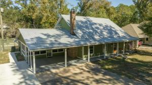 an overhead view of a house with a metal roof at Karens Cottage in Fairhope