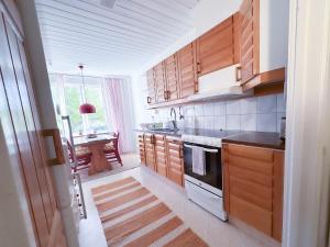 Kuchyň nebo kuchyňský kout v ubytování Strandgården Karlstad