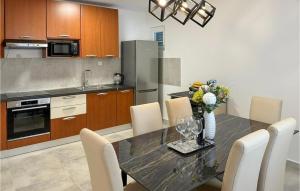 2 Bedroom Awesome Home In Rascane 주방 또는 간이 주방