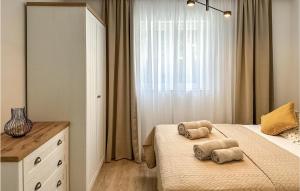 una camera con 2 letti singoli e una finestra di 2 Bedroom Cozy Home In Rascane 