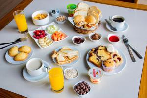 a table with breakfast foods and drinks on it at Los Lagos Resort Hotel in Capiatá