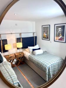 - une chambre avec un lit et un miroir dans l'établissement 7 - Central Studio - King Bed - Bike Facilities, à Merthyr Tydfil