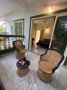 Ruang duduk di Beach River House Mandrem