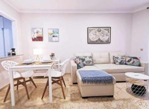 Χώρος καθιστικού στο Marbella centro playa by Houselogy