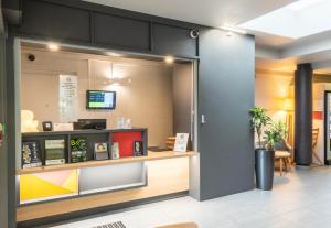 TV a/nebo společenská místnost v ubytování B&B HOTEL Limoges 1