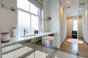 " Perfectly Splendid Triplex House in Chelsea "